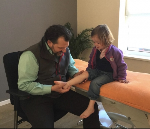 Osteopath Jan Petrus Koop D.O. behandelt ein Kind
